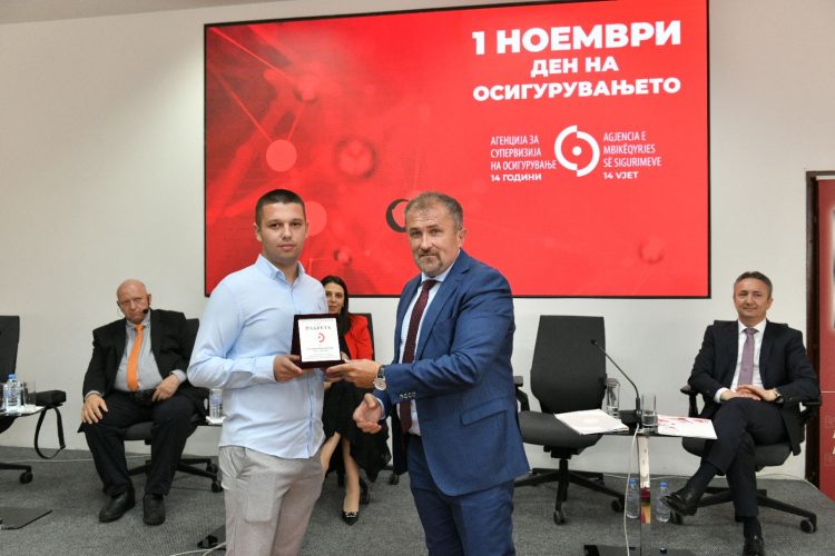 Доделување стипендии на студенти од ПМФ